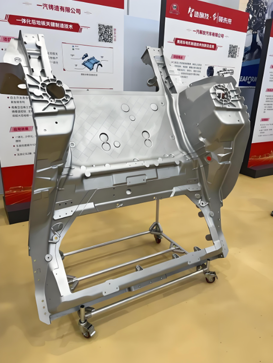 一體化后地板產品長1.8米，為目前已知最大尺寸