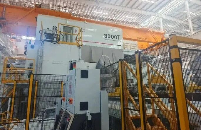 比亞迪首次公開其9000T大壓鑄生產線